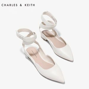 Charles & Keith white flat almost new！！！